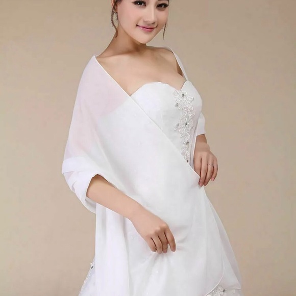 New beautiful silky wrap shawl in white or silver - Picture 5 of 7